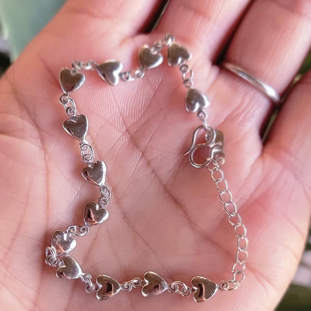 Adorable and dainty 925 stamped repeating hearts bracelet